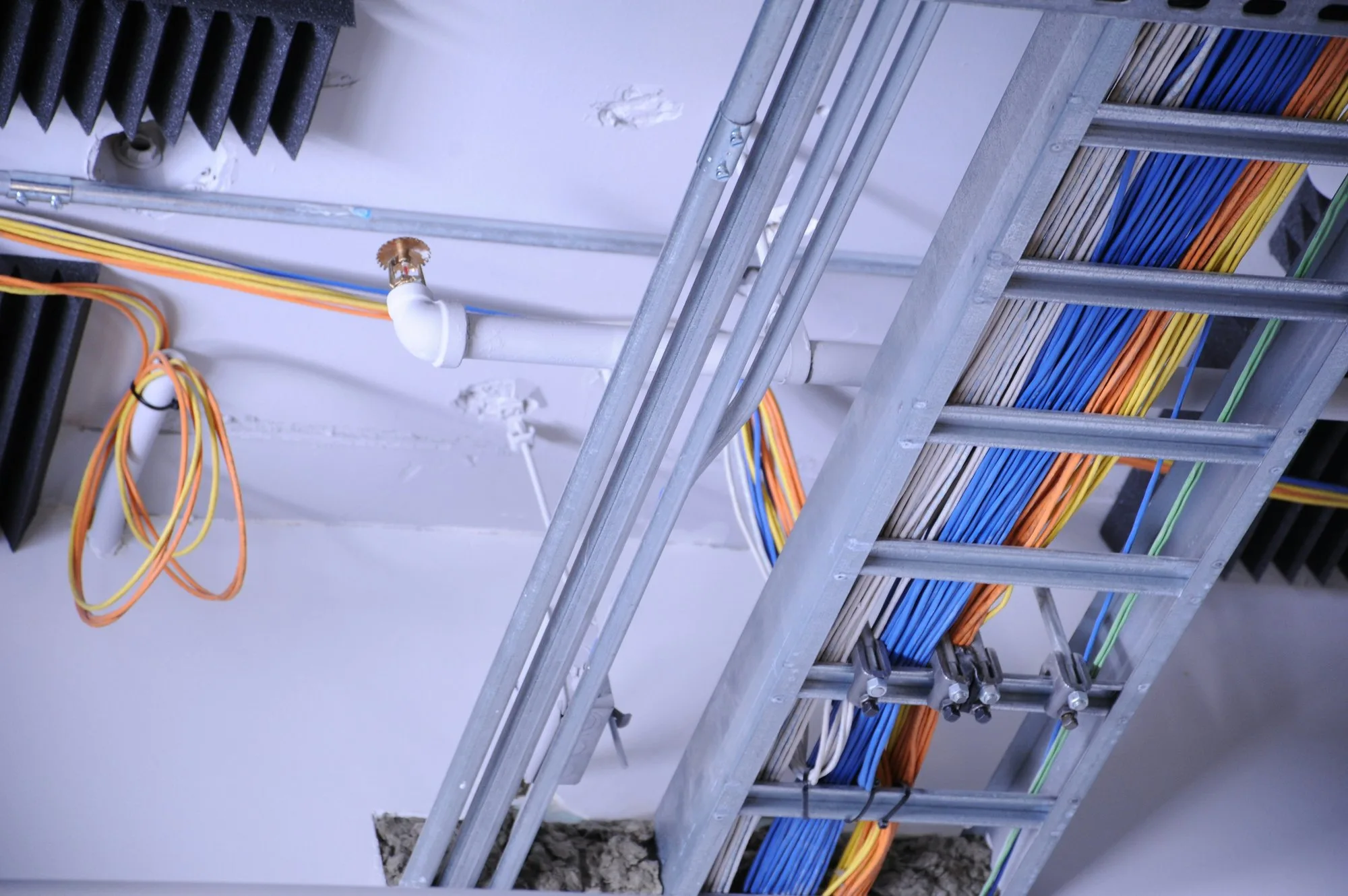 Structured cabling installation with organized network patch panel